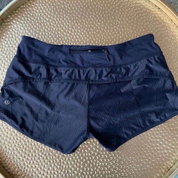 Lululemon Shorts Size 8 - Picture 2 of 3